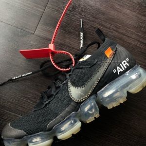 Black Off-white air vapor max.